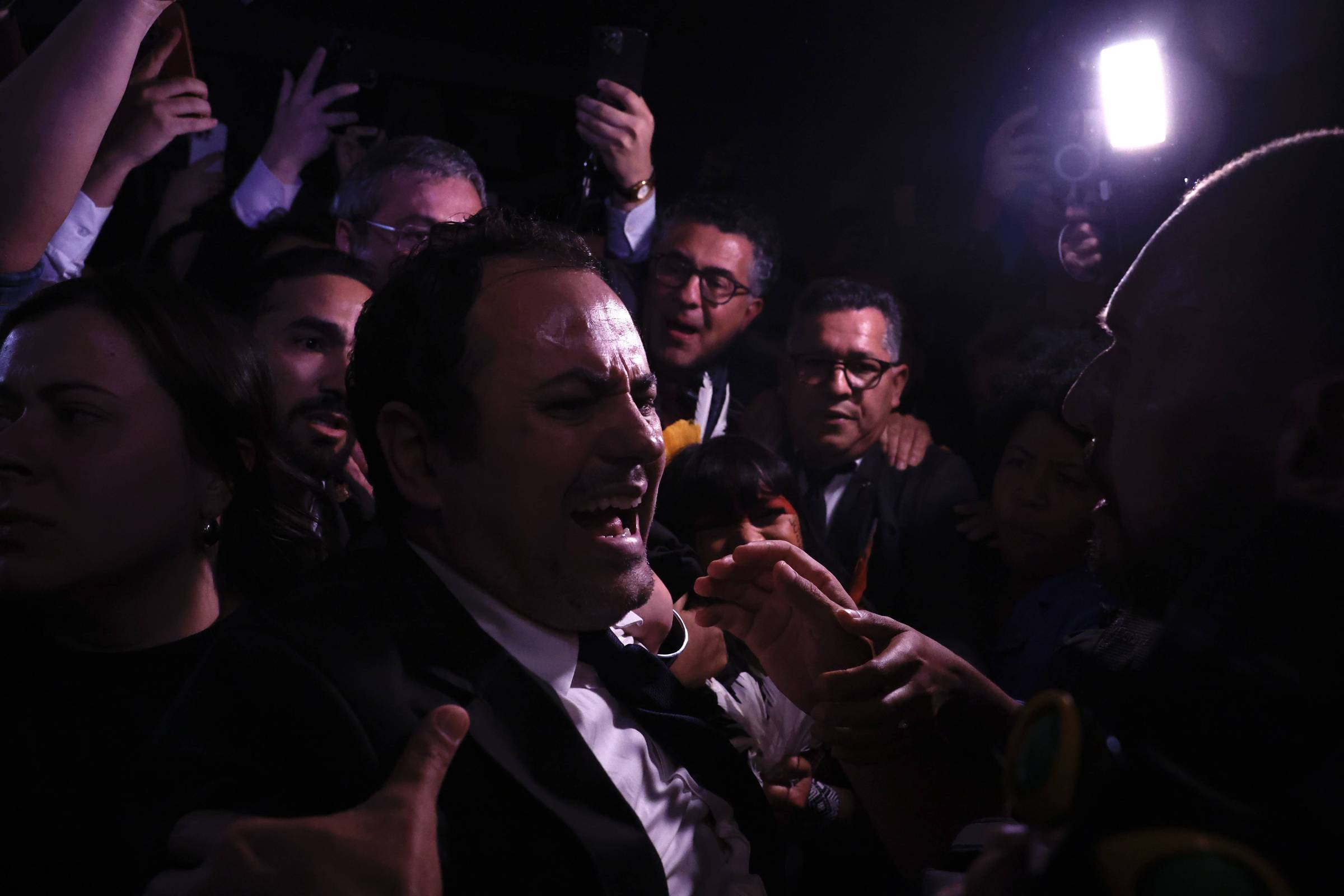 Câmara impede cobertura da imprensa, policiais empurram jornalistas e entidades repudiam