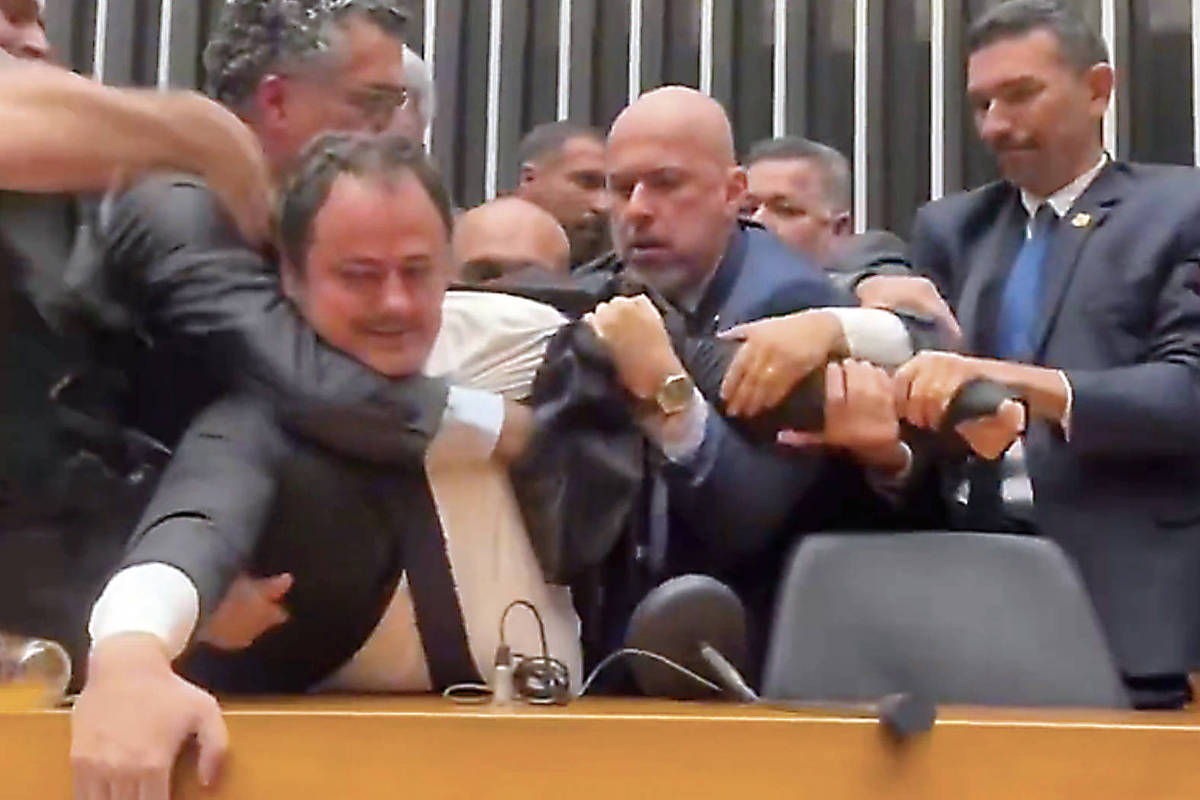 Motta silencia sobre censura a jornalistas durante retirada de Glauber Braga do plenário da Câmara