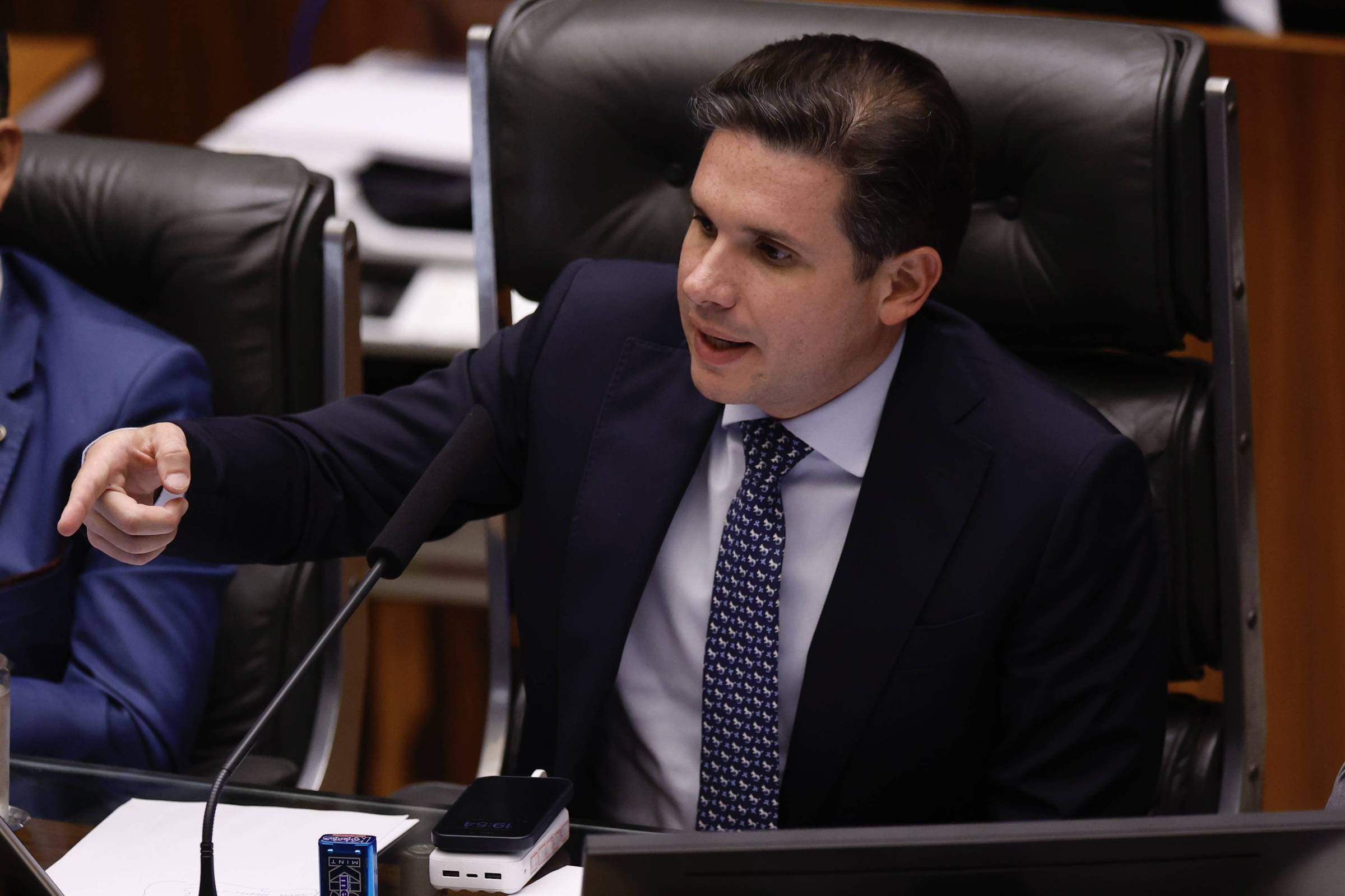 Deputados veem erros de Hugo Motta ao pautar cassação de Zambelli