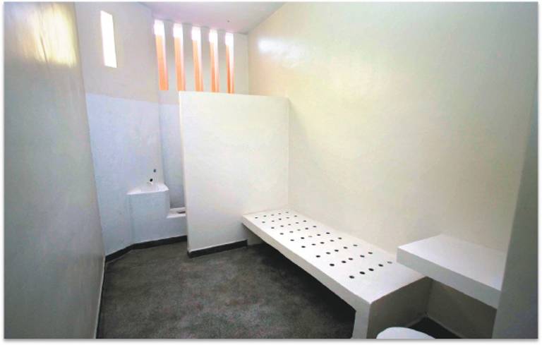Penitenciária federal de Brasília, de segurança máxima, tem 12,3 mil metros quadrados e 208 celas individuais; na imagem, uma cela padrão dos presídios federais brasileiros, que vai abrigar o ex-banqueiro