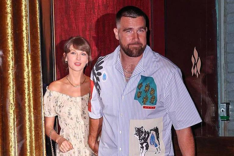 Taylor Swift e Travis Kelce foram vistos saindo de um restaurante durante o fim de semana do casamento em Nova York. - Jason Howard/Bauer-Griffin/GC Images · Jason Howard/Bauer-Griffin/GC Images