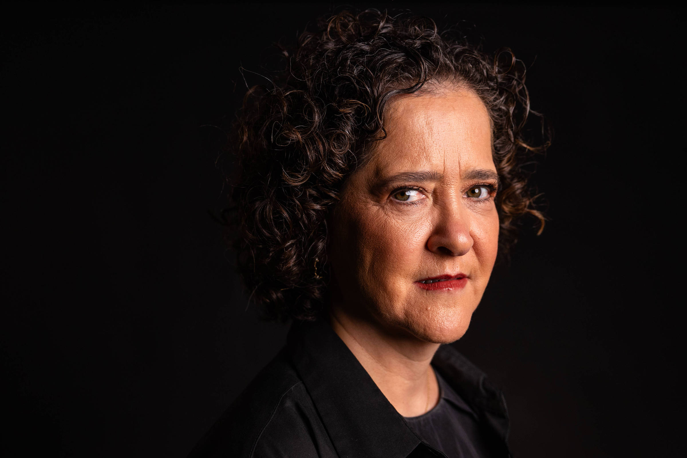 Carla Madeira navega o caos do luto no novo livro 'Quando' - 14/08/2026 - Ilustrada - Folha