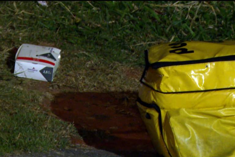 Bolsa de entregas usada pelos suspeitos ficou caída no local onde foram mortos - Reprodução/TV Globo · Reprodução/TV Globo