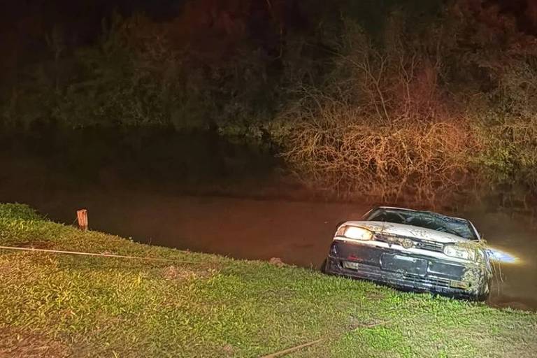 Carro caiu em córrego em Dom Pedrito (RS) na noite de quinta-feira (20); duas pessoas morreram - Divulgação - 20.ago.26/Corpo de Bombeiros · Divulgação - 20.ago.26/Corpo de Bombeiros