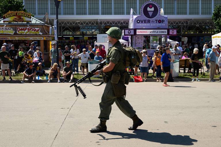 Homem usa uniforme das Forças Armadas americanas durante parada no Dia do Veterano, em Des Moines, no estado de Iowa, nos Estados Unidos - Leon Neal - 17.ago.26/Getty Images via AFP · Leon Neal - 17.ago.26/Getty Images via AFP