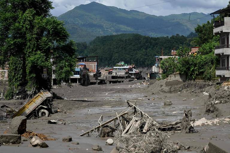 Casas submersas em lama, após as enchentes repentinas no Nepal - Prakash Mathema/AFP · Prakash Mathema/AFP