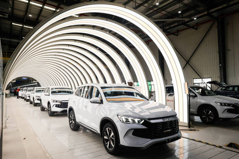 Carros elétricos da empresa chinesa BYD, na fábrica da empresa no Brasil em Camaçari, na Bahia - Rafael Martins/-05.fev.26/Reuters · Rafael Martins/-05.fev.26/Reuters