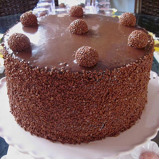 Bolo alto de brigadeiro belga (foto) é uma das opções de doces da Dedo de Moça