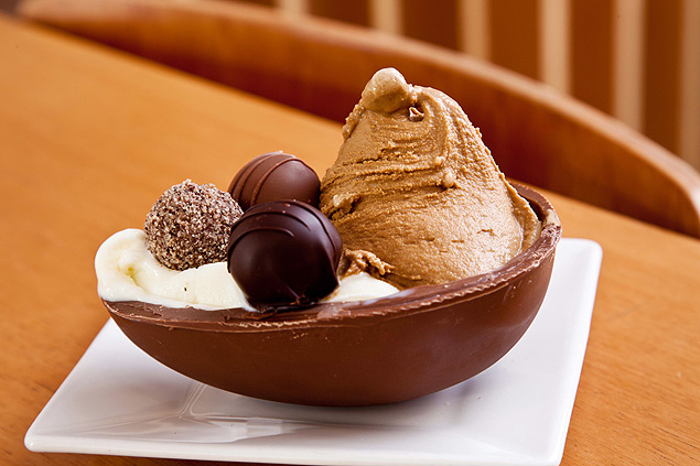 Taça de sorvete Freddo (R$ 27,90) tem casca do ovo de chocolate ao leite, elaborado com blend de dois chocolates (50% belga). Dentro, o doce é recheado com dois sabores de sorvete e trufas
