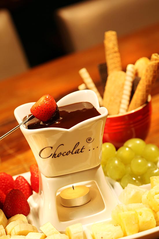 Chalezinho dá fondue doce de R 98 e taça de vinho de cortesia BOL