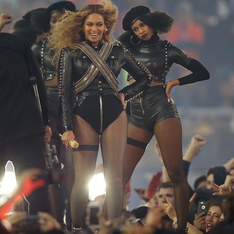 Beyoncé quase caiu no meio do show do intervalo do Super Bowl; confira