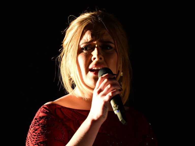 Adele se apresenta no Grammy, em Los Angeles