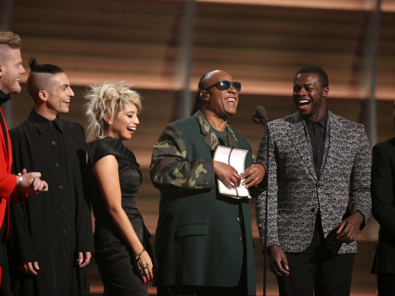 Stevie Wonder anuncia o vencedor na categoria melhor música do ano no Grammy, em Los Angeles
