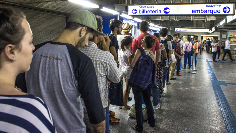 Fila de passageiros para comprar o bilhete na Estação Santa Cruz da linha 1-azul do Metrô, na zona sul de São Paulo