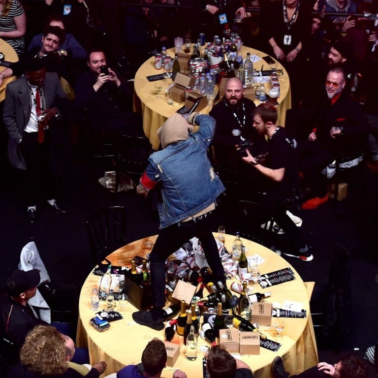 Vocalista 'desafeto' do Coldplay invade e derruba mesa da banda