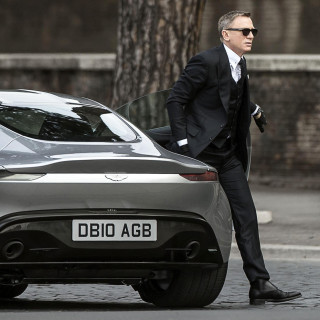 Daniel Craig ao lado do Aston Martin usado em 