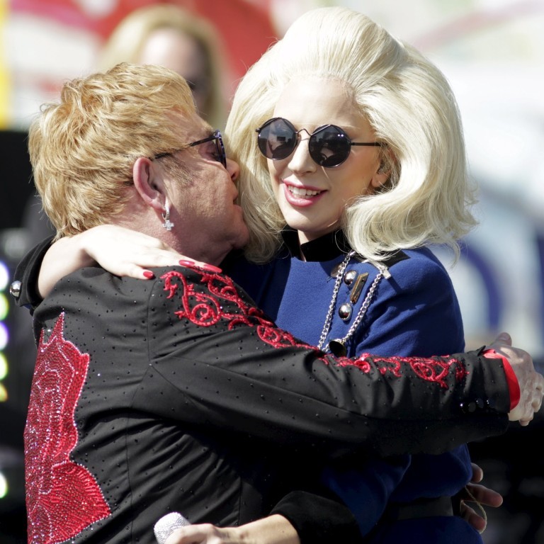 Elton John faz show surpresa com Lady Gaga em Los Angeles