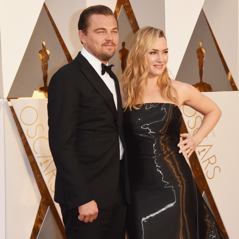 Leonardo DiCaprio e Kate Winslet posam juntos no tapete vermelho e encantam fãs