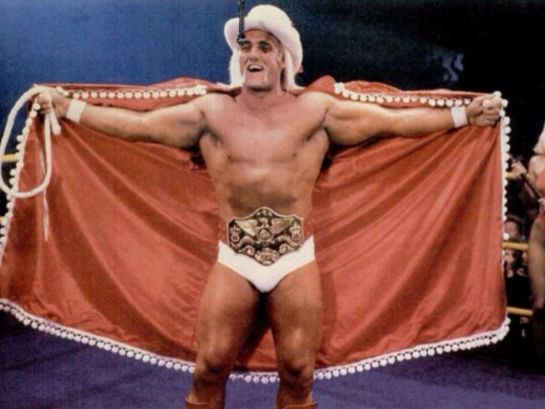 Hulk Hogan enfrenta Rocky Balboa no começo de "Rocky 3"