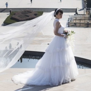 Casal chinês posa para fotos de casamento em cidade no interior da China