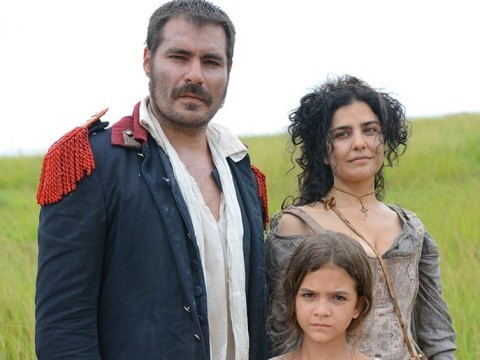 Thiago Lacerda, Letícia Sabatella e Mel Maia em cena de 'Liberdade, Liberdade'