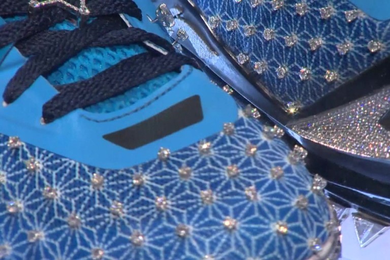 Os tênis feito em parceria entre a Bicion e a Mache são cravejados com diamantes e safiras
