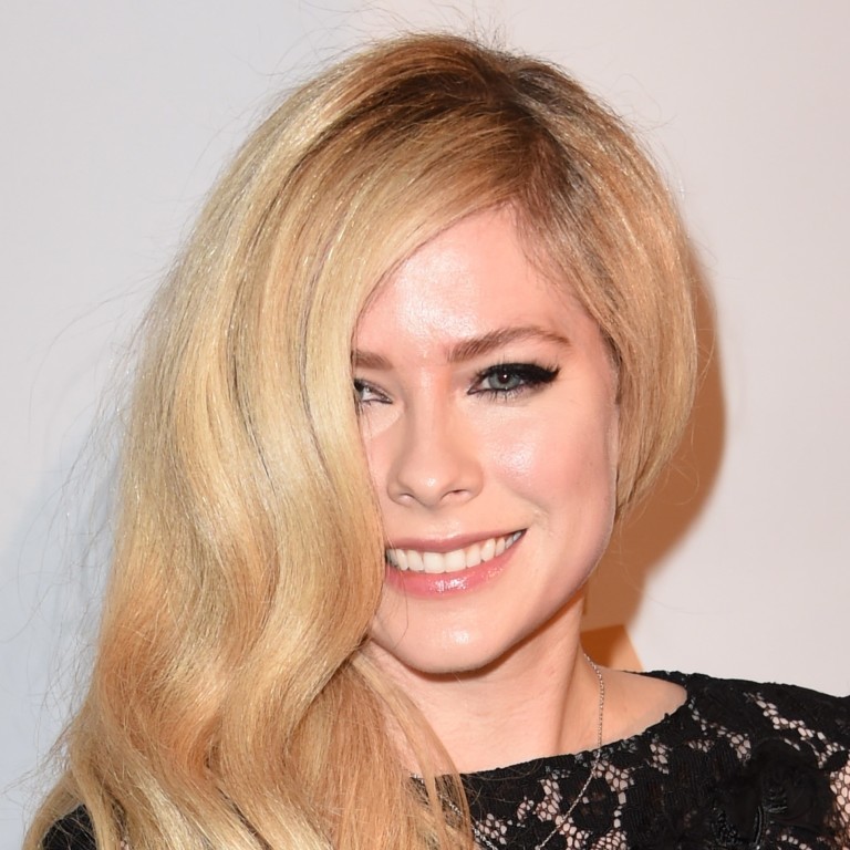 Após drama com doença rara, Avril Lavigne vai a premiação com ex-marido