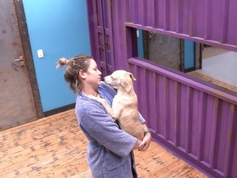 Maria Claudia leva a cachorra chamada Ana para dentro da casa do "BBB"