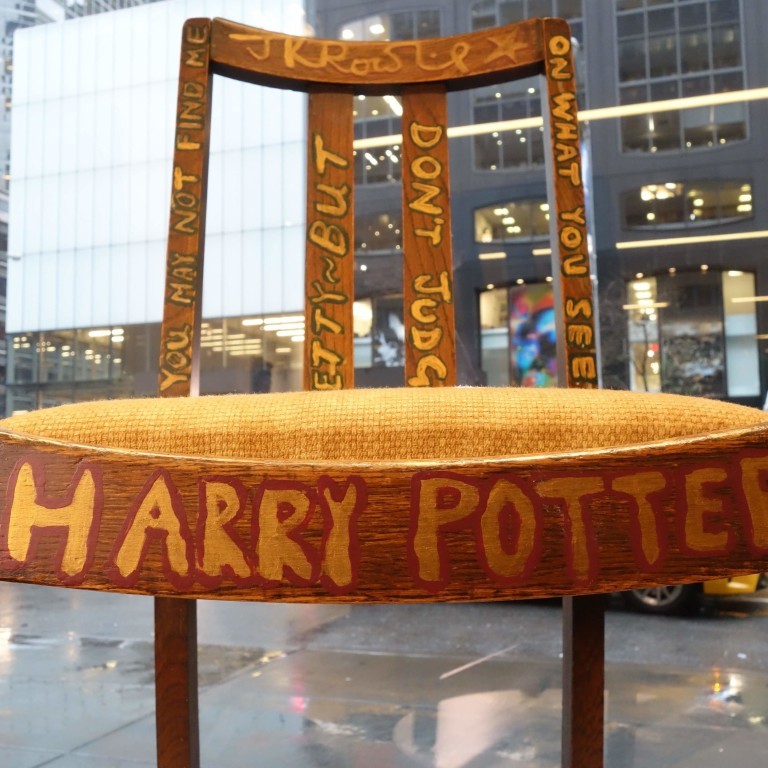 Cadeira de autora de 'Harry Potter' é leiloada por US$394 mil