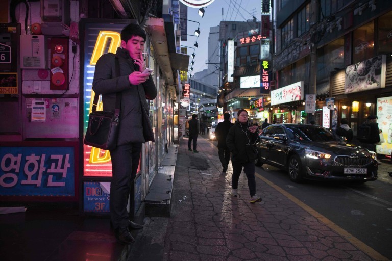 Homem fumando em rua de Seul, da Coreia do Sul