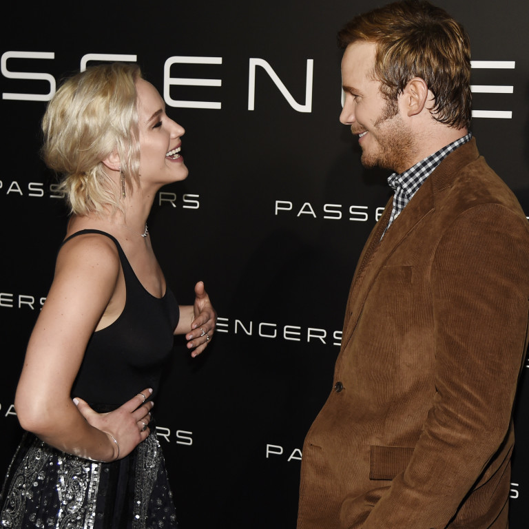 Chris Pratt derruba microfone e acerta pé de Jennifer Lawrence