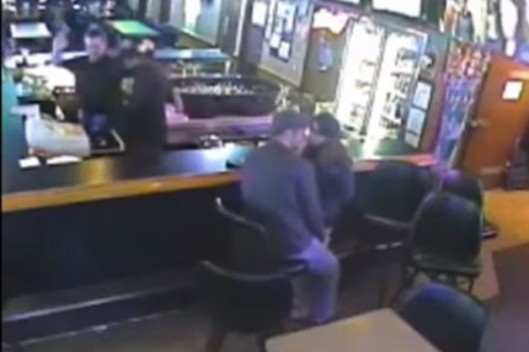 Casal continua se beijando durante assalto a bar nos EUA