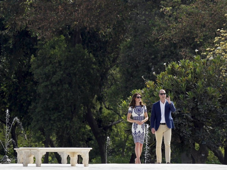 William e Kate ao lado de banco onde a princesa Diana posou para uma de suas mais famosas fotografias no Taj Mahal, na Índia
