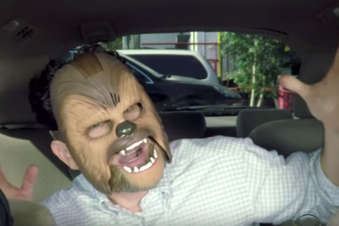 Diretor de "Star Wars", J.J. Abrams também colocou a máscara de Chewbacca