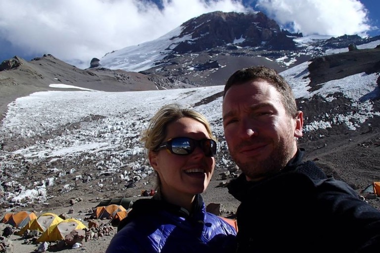 Maria Strydom e o marido, Robert Gropel, em uma de suas escaladas pelo mundo