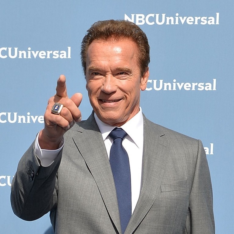 Elefante põe 'exterminador' Arnold Schwarzenegger para correr em safári; assista