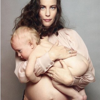 Liv Tyler posa de barrigão e com filho no colo para a 