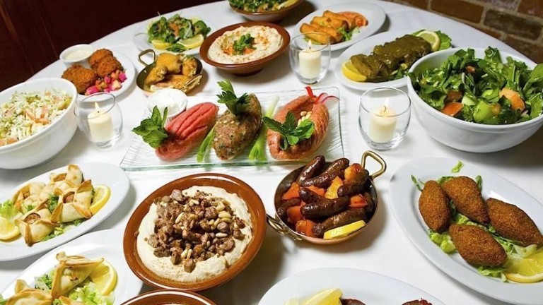 Quibes, esfirras, saladas e pastas tradicionais da cozinha síria compõem o menu do Talal Culinária Síria