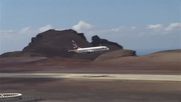 Piloto encontra dificuldades para pousar durante voo teste feito no aeroporto na ilha de Santa Helena