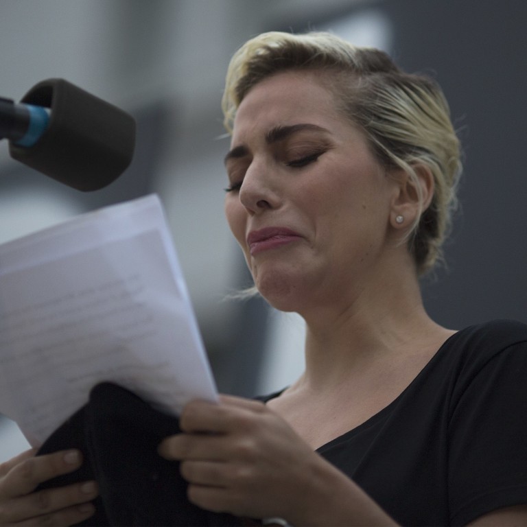 Lady Gaga chora durante homenagem às vítimas de ataque em Orlando; assista