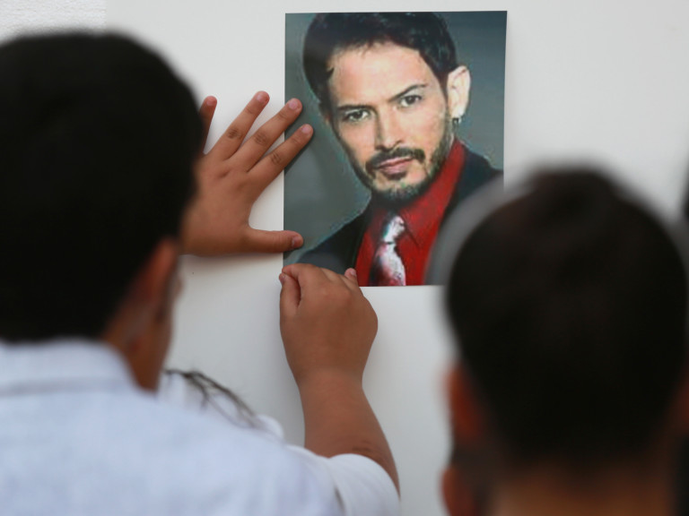 Crianças colam foto do ex-participante do "The Voice" mexicano, Alejandro Fuentes