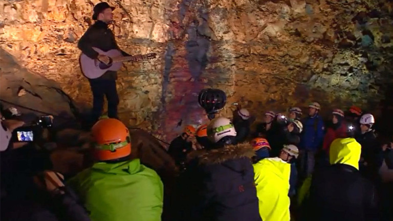 Público reunido em festival dentro de um vulcão na Islândia