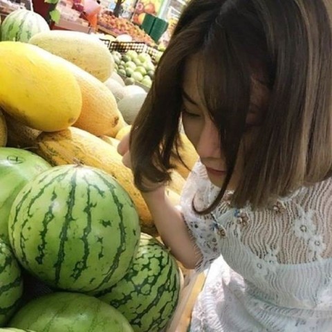 Após pedido viralizar, chineses publicaram fotos em que 'ouviam' melancias