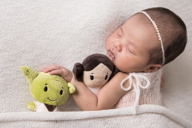 Cecília, filha de Jiang, com dois bonequinhos da saga "Star Wars"