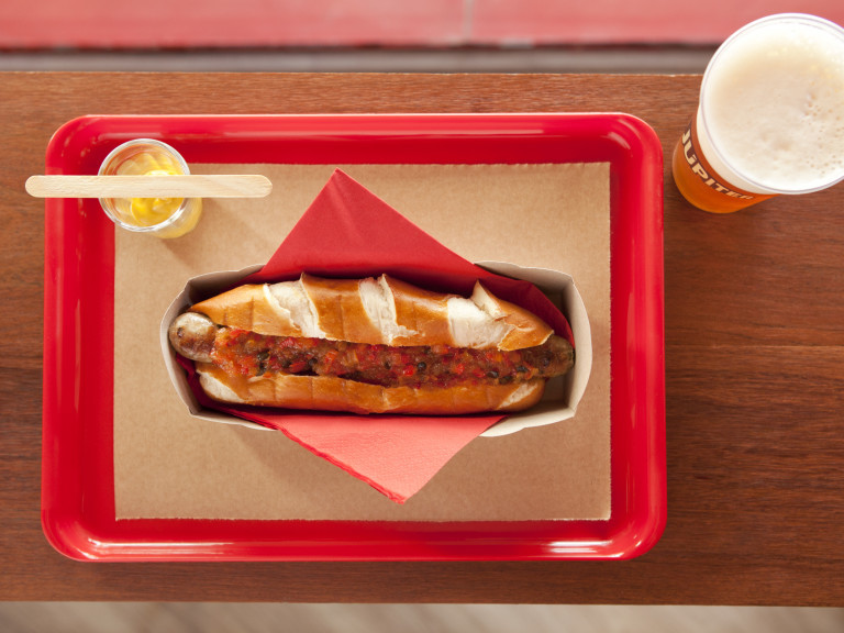 Hot dog do Imbiss, com wurst e pão de pretzel