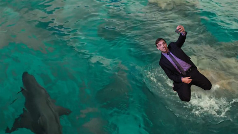 Léo Lins, repórter do "The Noite", faz uma selfie com o tubarão de "Águas Rasas"