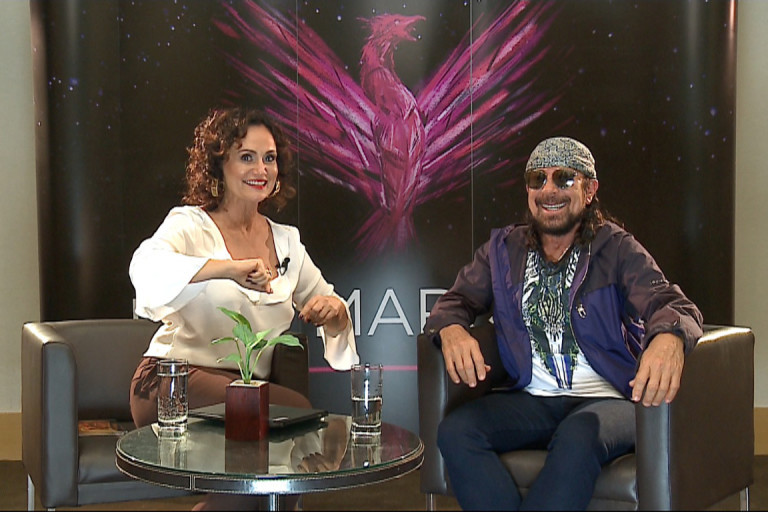 Bell Marques em entrevista com a apresentadora Faa Moreno do "Ritmo Brasil" (RedeTV!)