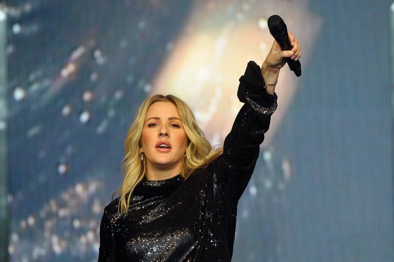 A cantora Ellie Goulding foi obrigada a interromper a turnê que fazia pela Europa