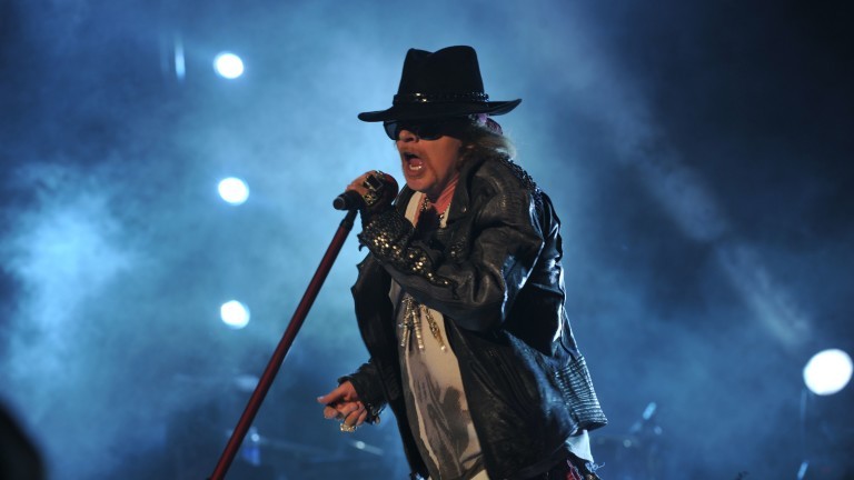 O cantor da banda de rock Guns N' Roses Axl Rose se reúne com Slash e  Duff McKagan para apresentações no país em novembro