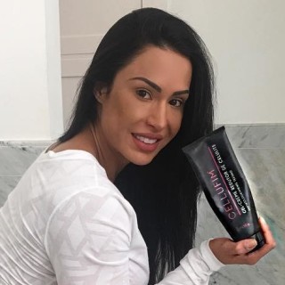 Gracyanne Barbosa posa no banheiro para foto no seu Instagram